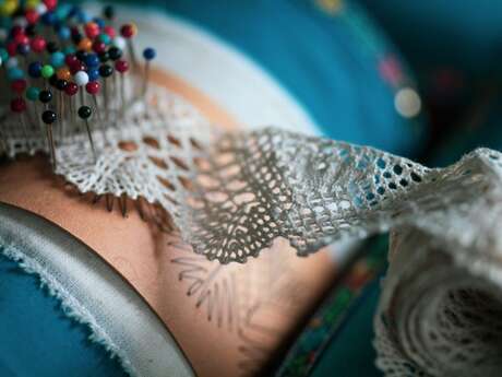 Démonstration de techniques de dentelle et de broderie