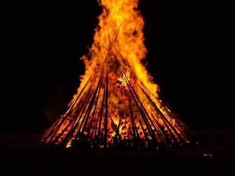 Feu de la Saint Jean à Marquay
