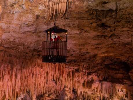 Le Père Noël descend dans le Gouffre de Proumeyssac