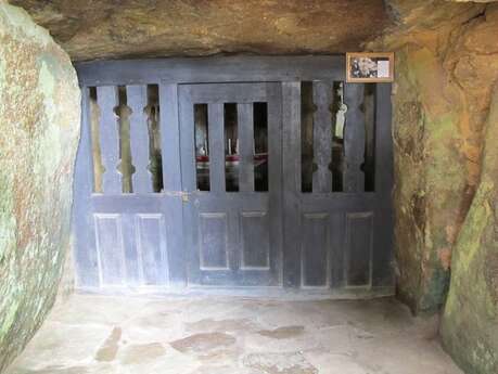 Dolmen de la chapelle des Sept-Saints