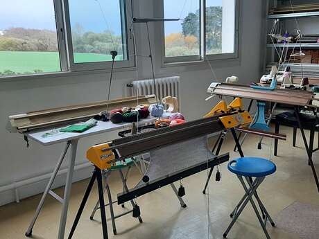 Atelier de confection d'ouvrages simples sur machine à tricoter