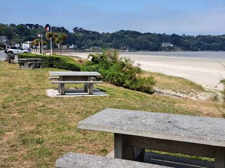 Aire de St Efflam est