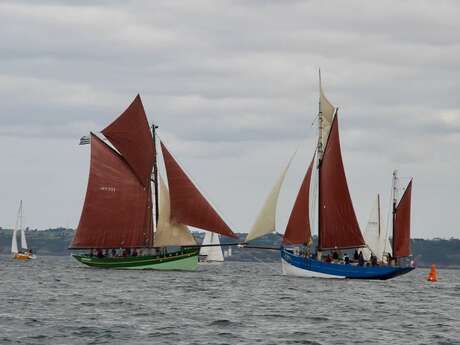 Navigation en Baie de Douarnenez pendant les Fêtes maritimes