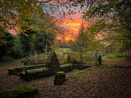 Calvaire et fontaine de dévotion de Maudez
