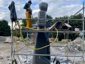 Chantiers de sculptures à la Vallée des Saints : 1/2