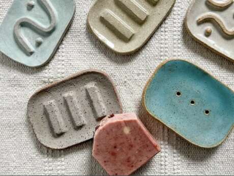 Créez vos pièces de salle de bain : porte-savon, gobelet, en céramique avec Chloe de l'Atelier Supernova.