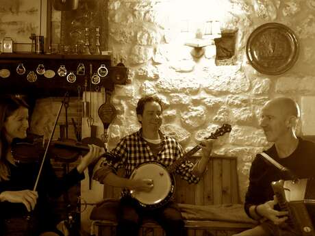 Nocturne sur le Village de Noël avec Banish Misfortune