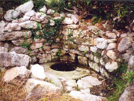 La Fontaine de Bazanges   dite la « Font de las Fa- das » (Fontaine des Fées)