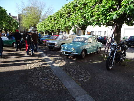 Exposition de véhicules anciens (autos et motos)