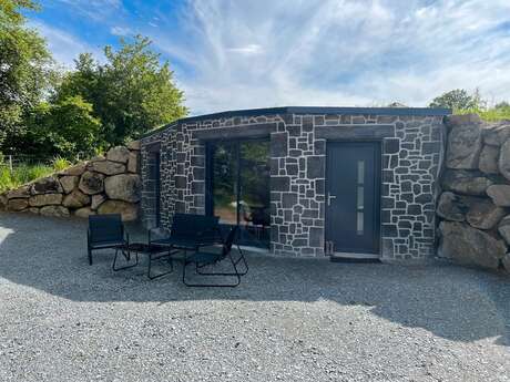 Hébergement insolite : cabane enterrée avec étang