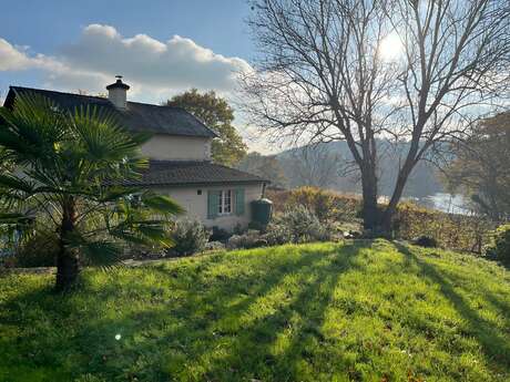 Maison au bord de la rivière