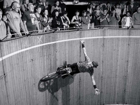 Agora Pôle National Cirque - Mortel Jus de Mortel / Compagnie La présidente a eu 19