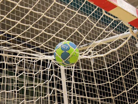 Tournoi de handball sur gazon