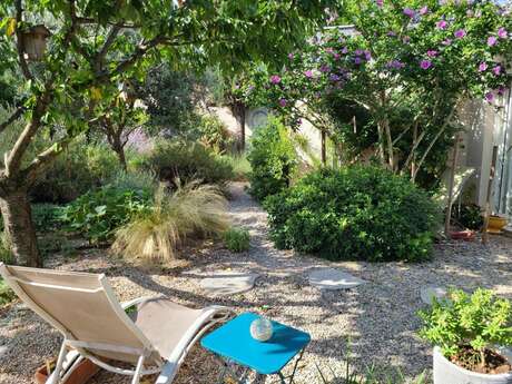 CHEZ NOUS DANS NOTRE PETIT JARDIN