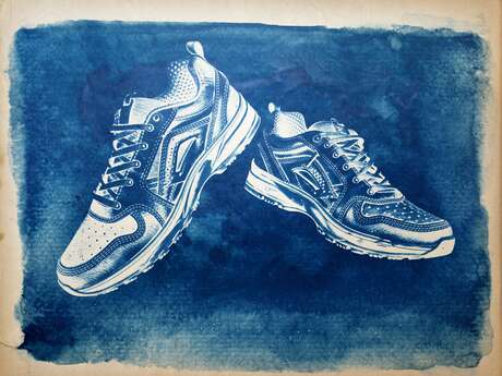 LES ATELIERS DE LA CABANE :  CYANOTYPE EN BASKETS