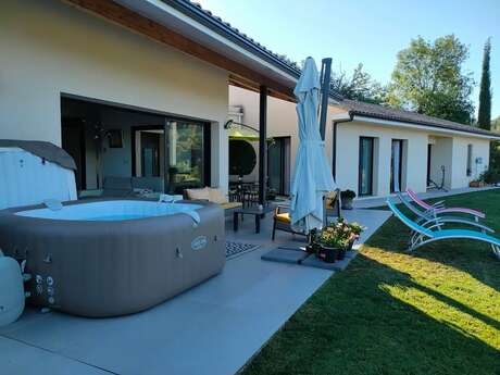 VILLA CONTEMPORAINE AVEC JACUZZI ET VUE PANORAMIQUE
