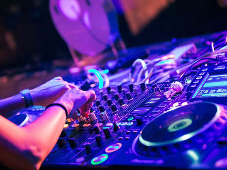 ANIMATION MUSICALE AVEC DJ