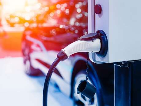 BORNE RECHARGE VÉHICULE ÉLECTRIQUE PUISSERGUIER