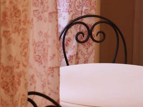 CHÂTEAU SAINTE COLOMBE - CHAMBRE ÉCRIN DE CHARME ROSE ET BLEU