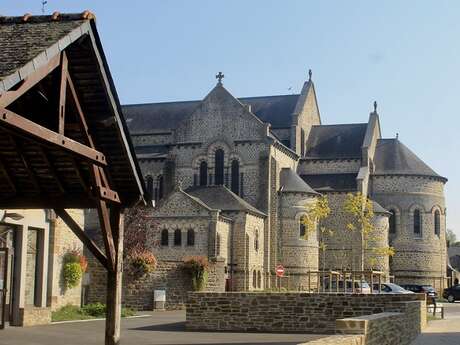 Visite guidée de Saint-Etienne-en-Coglès, le patrimoine caché du bourg