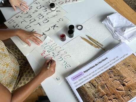 Atelier Calligraphie au FabLab éphémère de Marcillé-Robert