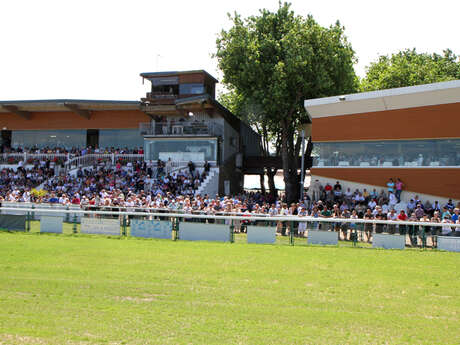Hippodrome de la Côte d'Emeraude - Société des Courses de Saint-Malo Hippodrome de la Côte d'Emeraude - Société des Courses de Saint-Malo