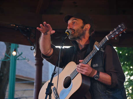 CONTES MARITIMES ET CHANTS DU FLEUVE SAINT-LAURENT