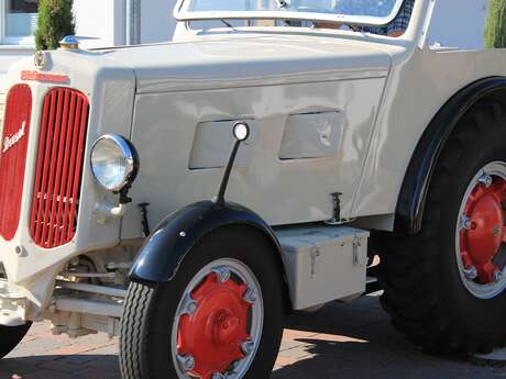 Brocante automobile dans le bourg Brocante automobile dans le bourg