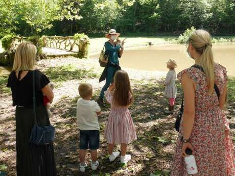 RDV Aux Jardins 2026 - Mon doudou fait la visite dans le parc du château du Mortier