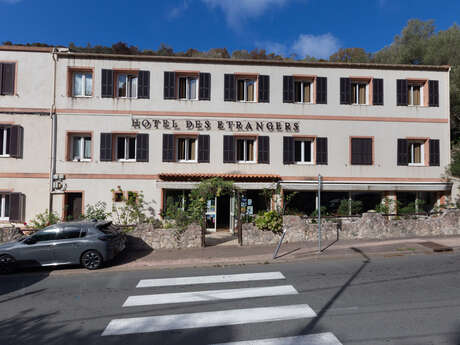 DES ETRANGERS