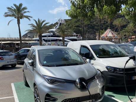 BORNE DE RECHARGE POUR VÉHICULE ÉLECTRIQUE PARKING MINUTE DE LA MARINE