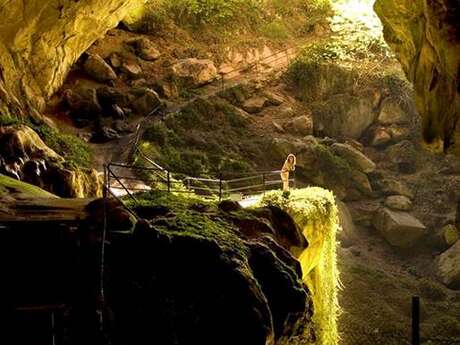 Randonnée souterraine à la Grotte de Lombrives Randonnée souterraine à la Grotte de Lombrives