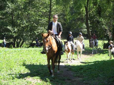 Randonnées à cheval avec la ferme équestre Les longues Pistes