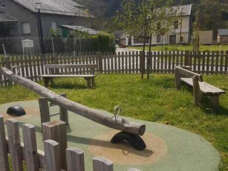 Aire de jeux pour les enfants à Savignac les Ormeaux