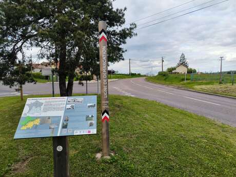 Ligne de démarcation - ancien poste de contrôle allemand - Pupitre/Poteau