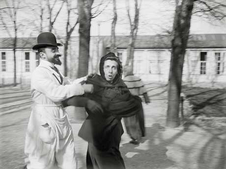 Face à ce qui se dérobe : les clichés de la folie