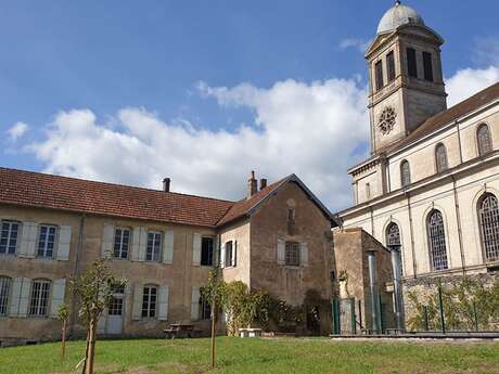 Derrière l'église de Dampierre-sur-Linotte