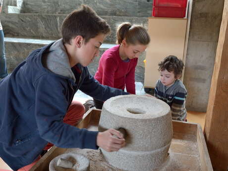 Musée décalé, une visite du musée de Bibracte en famille.