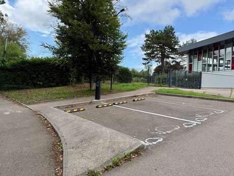 Borne de recharge pour véhicules électriques