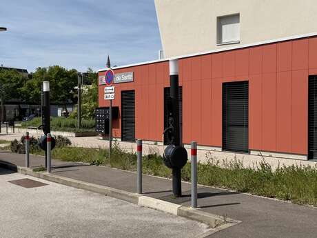 Borne de recharge pour véhicules électriques