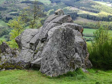 Présentation de la dernière publication « Mégalithes et pierres à légendes » par Christian Bégo et Philippe Poiseau, auteurs et photographe