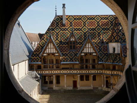 Hôtel-Dieu - Hospices de Beaune - Visite guidée découverte > Parcours Esprit des lieux "Il était une fois l'Hôtel Dieu : Charité 2024"