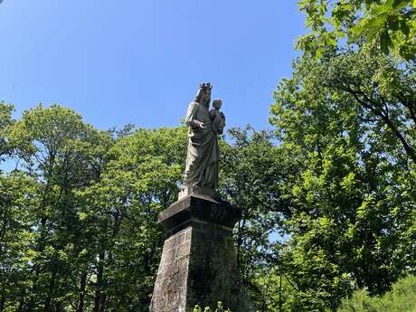 Sous le regard de Notre-Dame Sous le regard de Notre-Dame