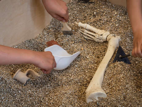 Visite de l'Ecclesia et atelier de fouille archéologique - Enfants