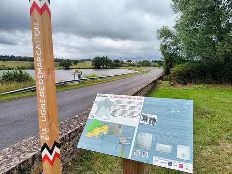 Ligne de démarcation - ancien poste de contrôle allemand - Poteau-pupitre