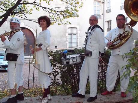 Spectacle fanfaron avec l'Otite Orphéonique"