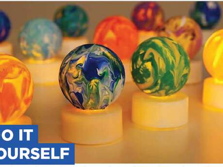 Atelier veilleuse planète à l'exposition Les mystères de l'Univers en briques LEGO®