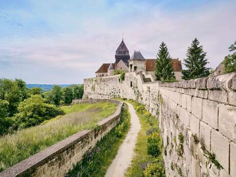 Cité médiévale, chemin de ronde et portes fortifiées de Coucy-le-Château