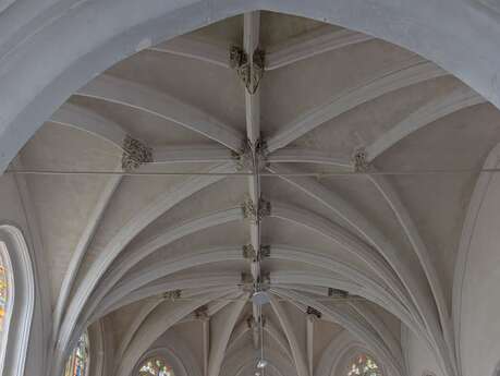 Shot de patrimoine : L'église Saint-Jean-Baptiste de Favières