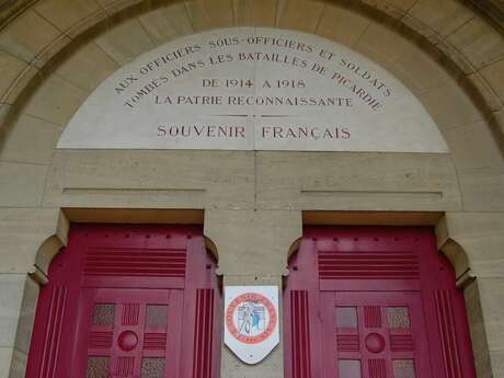 Chapelle du Souvenir Français et cimetières militaires de Rancourt